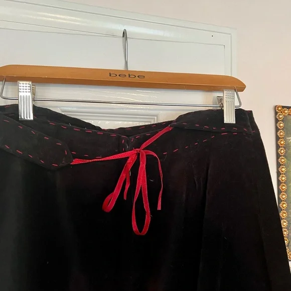 Gorgeous Embroidered Skirt with Folklore Flower Art Design - Size 6 - Picture 10 of 12